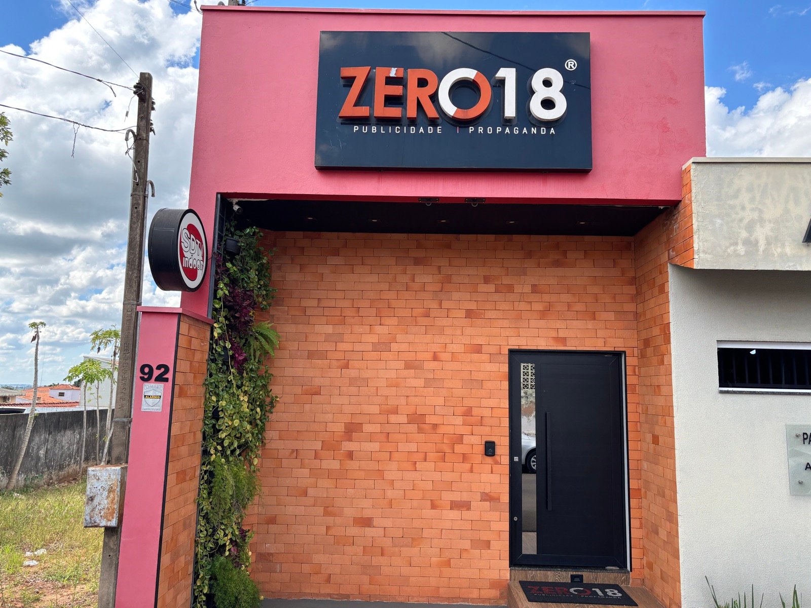 Fachada da Agência Zero18
